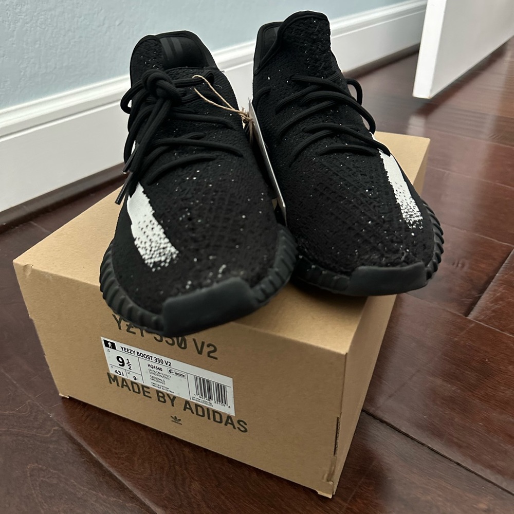 Adidas Yeezy Boost 350 V2
Men's New Size 9.5